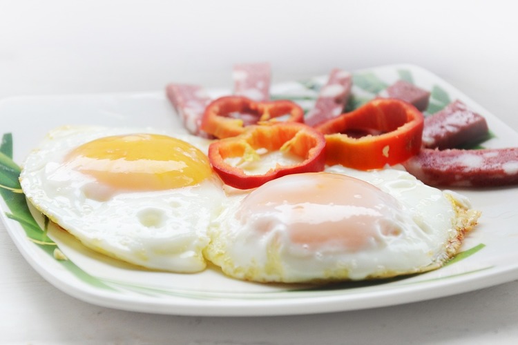 Fried Eggs with Red Peppers Recipe