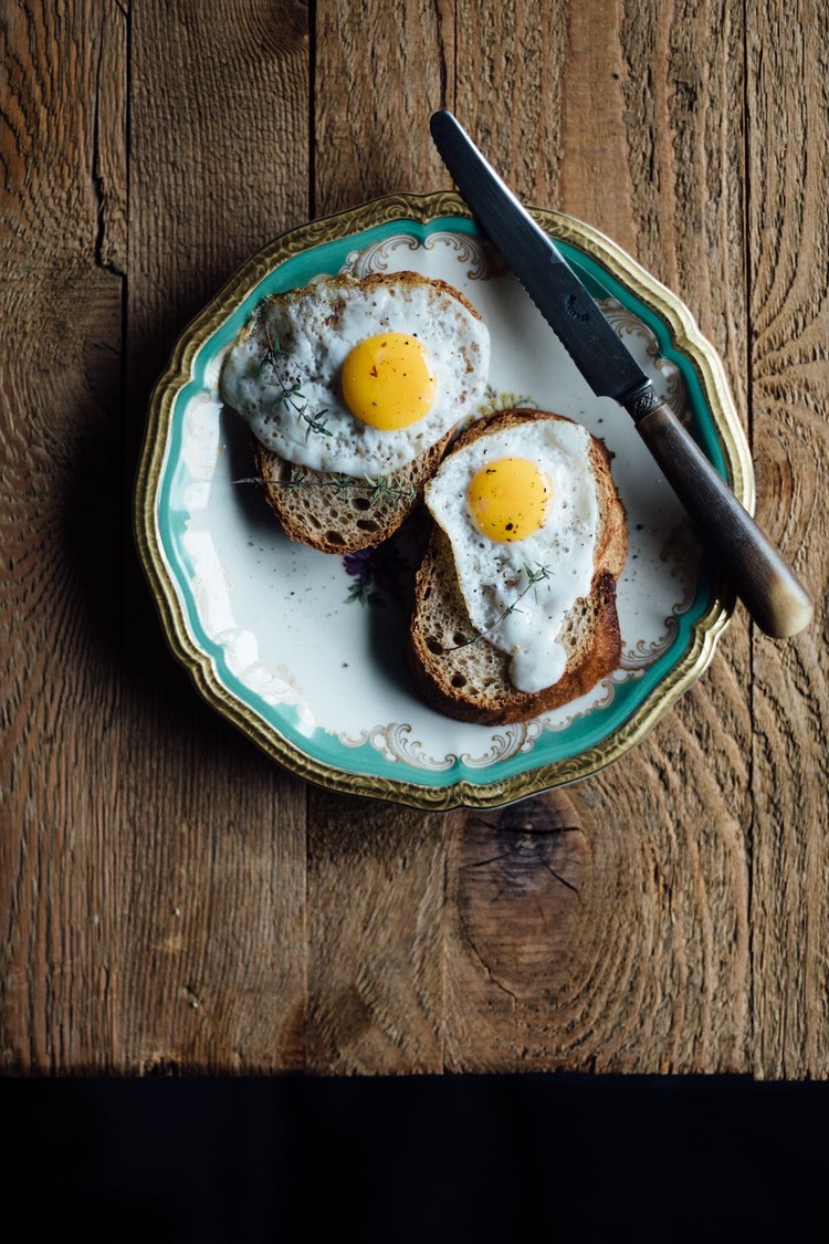 Fried Eggs on Toast with Dill Recipe